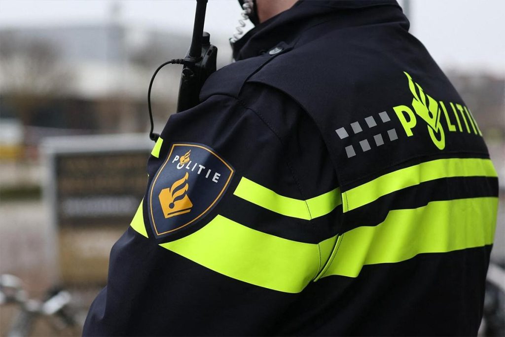 De politie controleert het rijbewijs