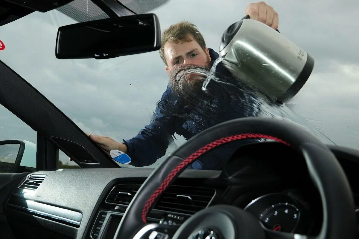 Giet geen heet water op de voorruit.