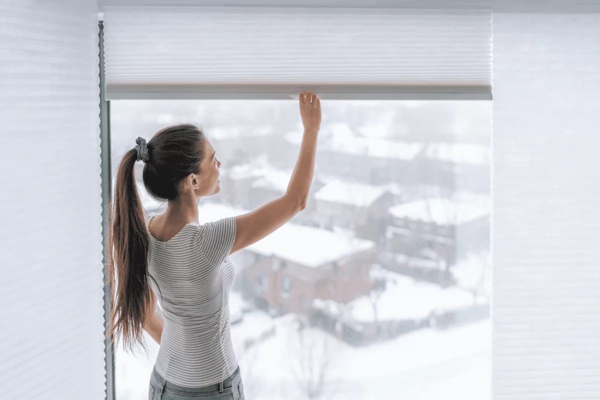 Sluit de jaloezieën en gordijnen om de warmte in huis te houden