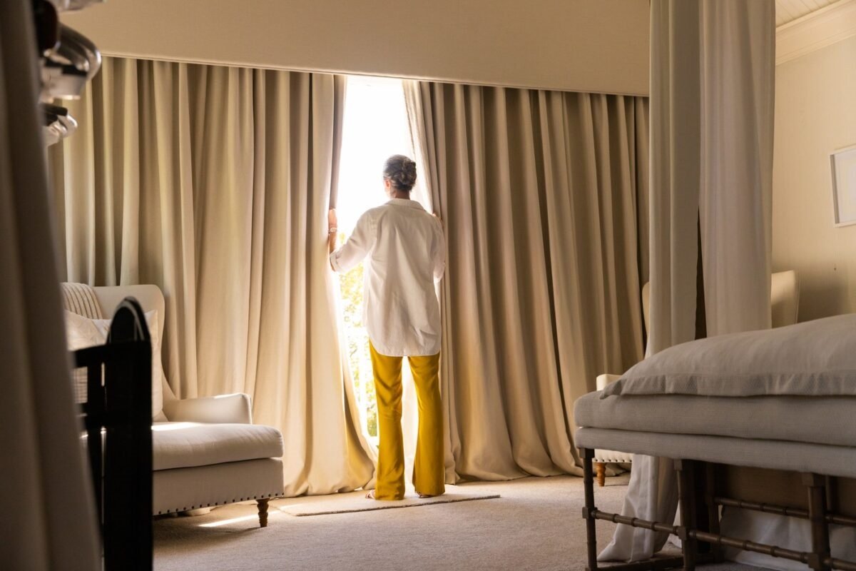 Om de stookkosten te verlagen, open overdag de gordijnen