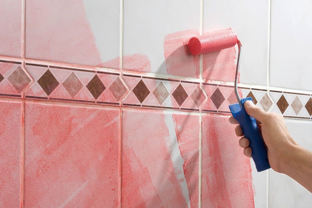 de tegels in de badkamer schilderen