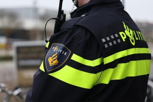 De politie controleert het rijbewijs