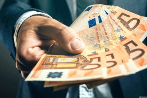 een ontslagen werknemer ontvangt een salaris