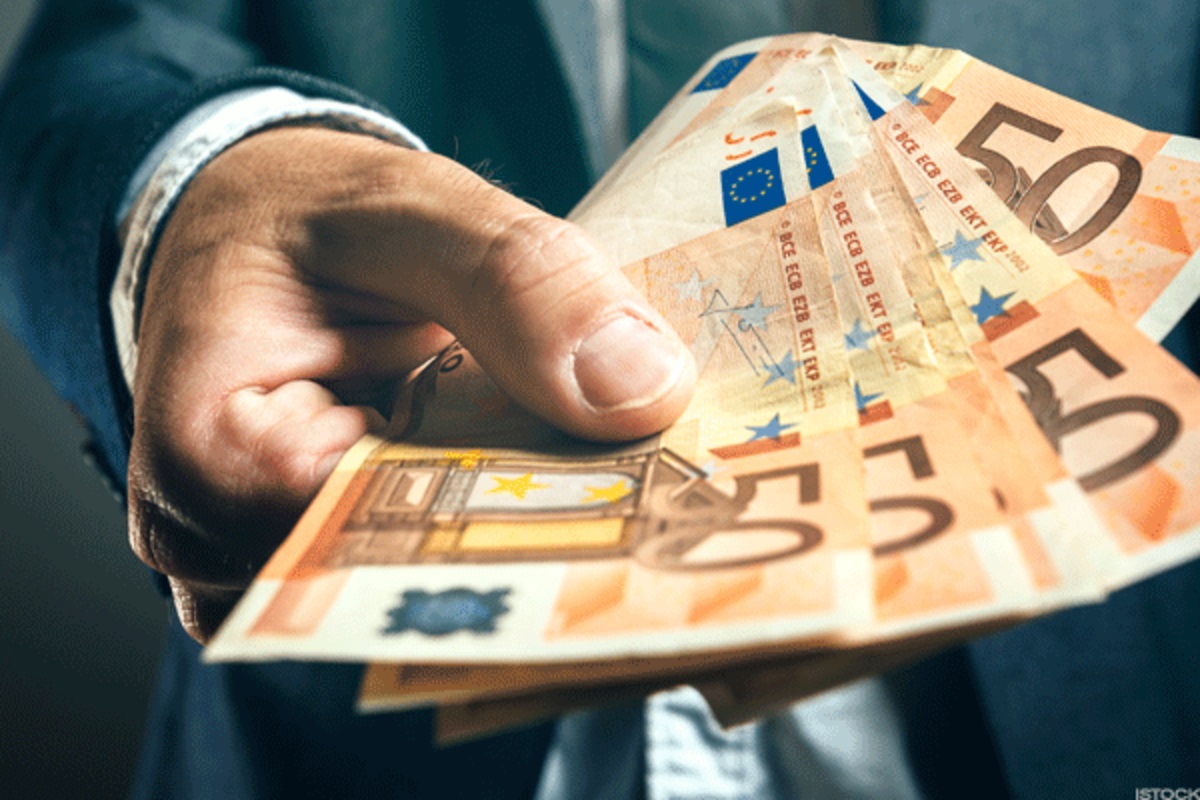 een ontslagen werknemer ontvangt een salaris